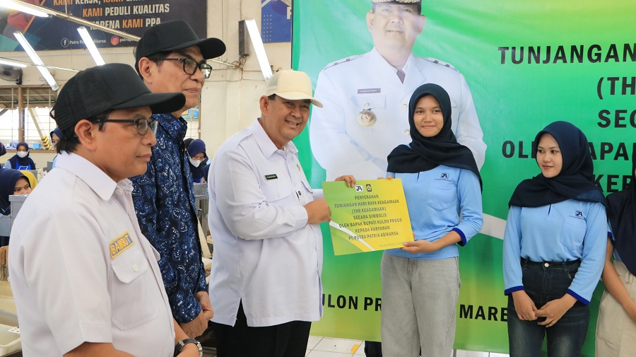 CAIR: Karyawan pabrik rokok Giripeni menerima penyaluran simbolis THR yang diwakili Bupati Kulon Progo.