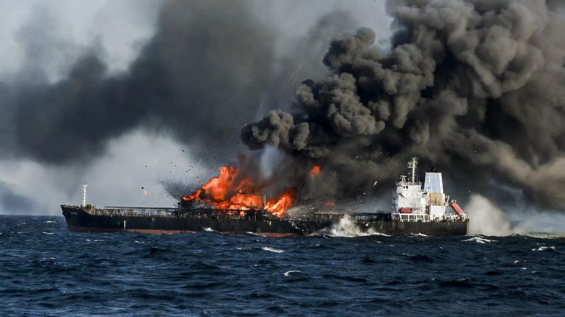 Ilustrasi kapal tanker minyak terkena rudal.