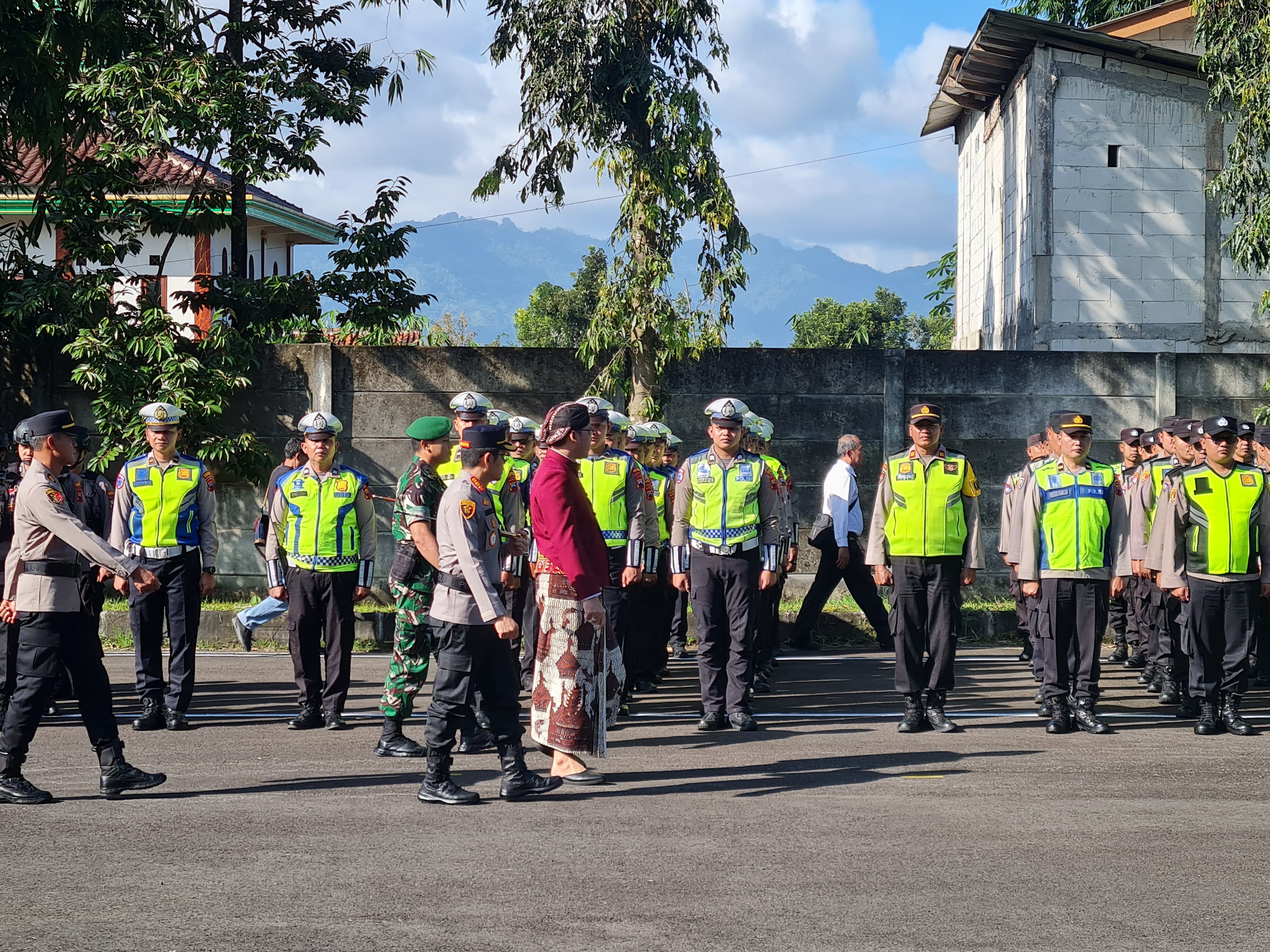 Bupati didampingi Kapolresta Magelang dan Dandim 0705/Magelang saat mengecek kesiapan personel, Kamis (12/3).