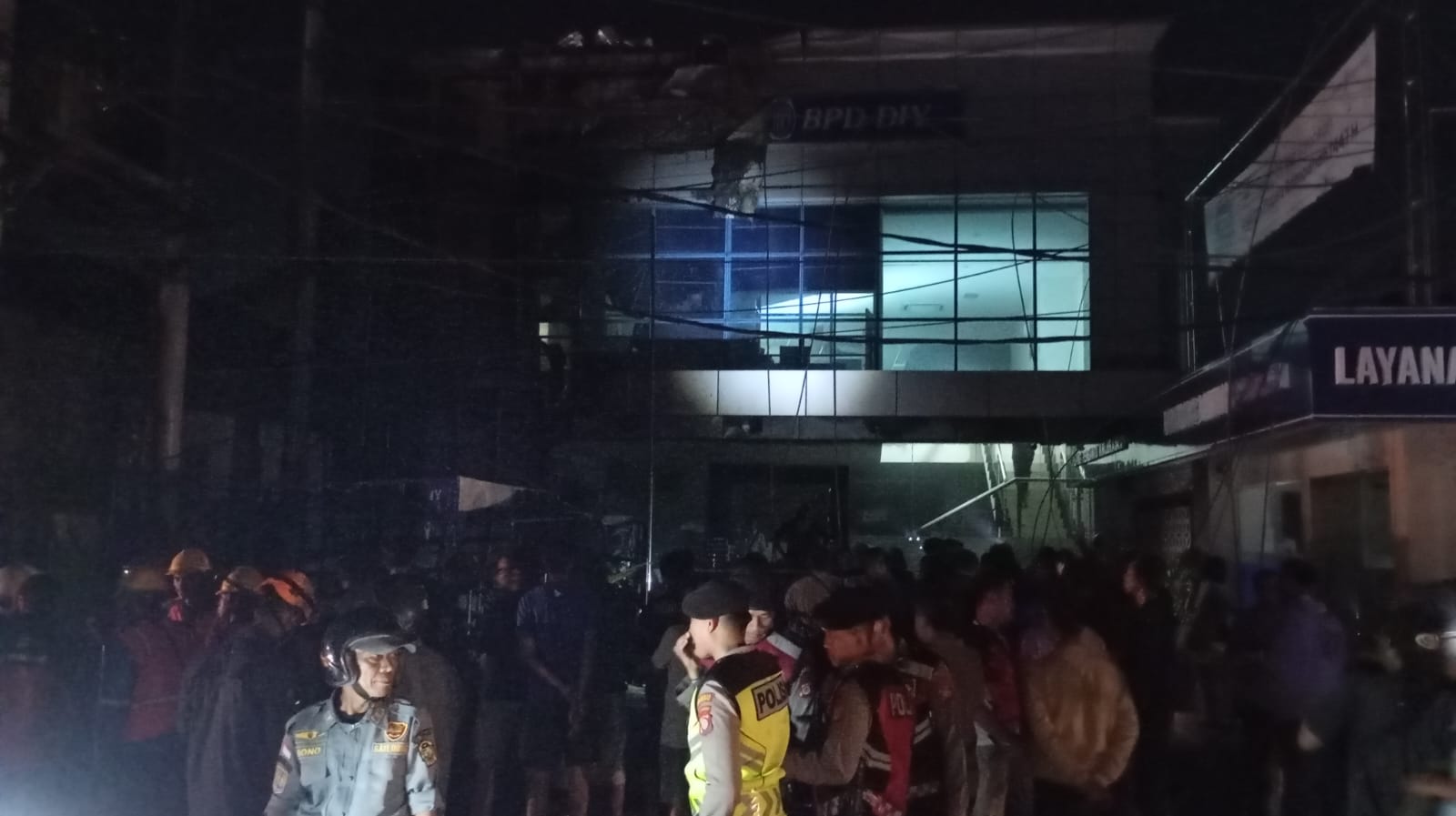 Suasana di depan kantor Bank BPD DIY pasca mengalami kebakaran pada Kamis (12/3/2026).