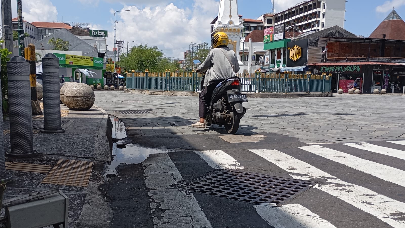 Kondisi saluran drainase di Perempatan Tugu pada Kamis (12/3/2026). Di titik tersebut muncul bau tidak sedap.