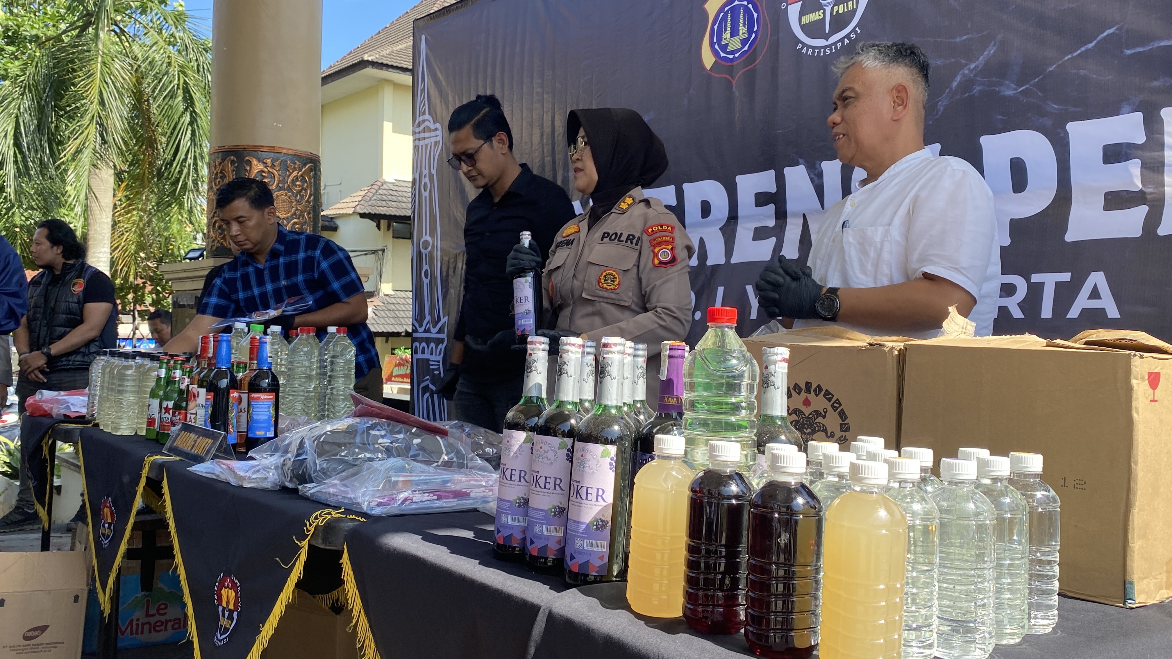 Ungkap kasus penyakit masyarakat (pekat) di Mapolda DIJ, Kamis (12/3).  &nbsp;  Polda Sita Ribuan Botol Miras hingga Alat Kontrasepsi  &nbsp;