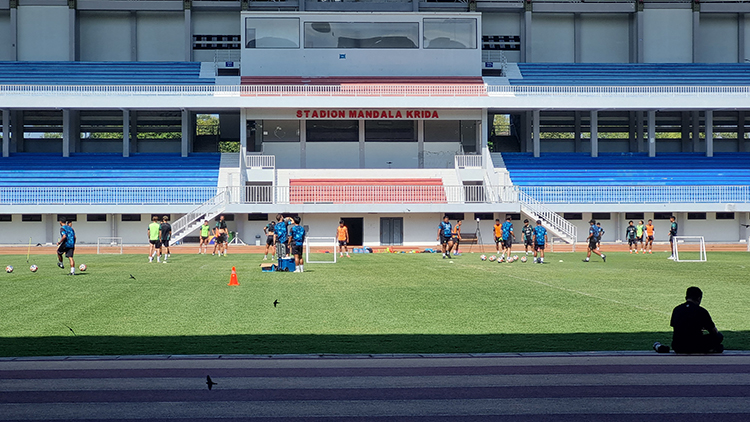 Para Pemain PSIM Jogja saat menjalani sesi latihan rutin.