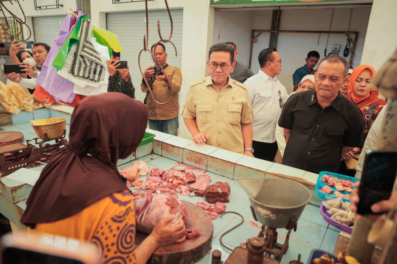 Gubernur Jawa Tengah Ahmad Luthfi bersama Menteri Perdagangan (Mendag) Budi Santoso memantau kondisi harga dan pasokan kebutuhan pokok di Pasar Pasar Baru, Kabupaten Kudus