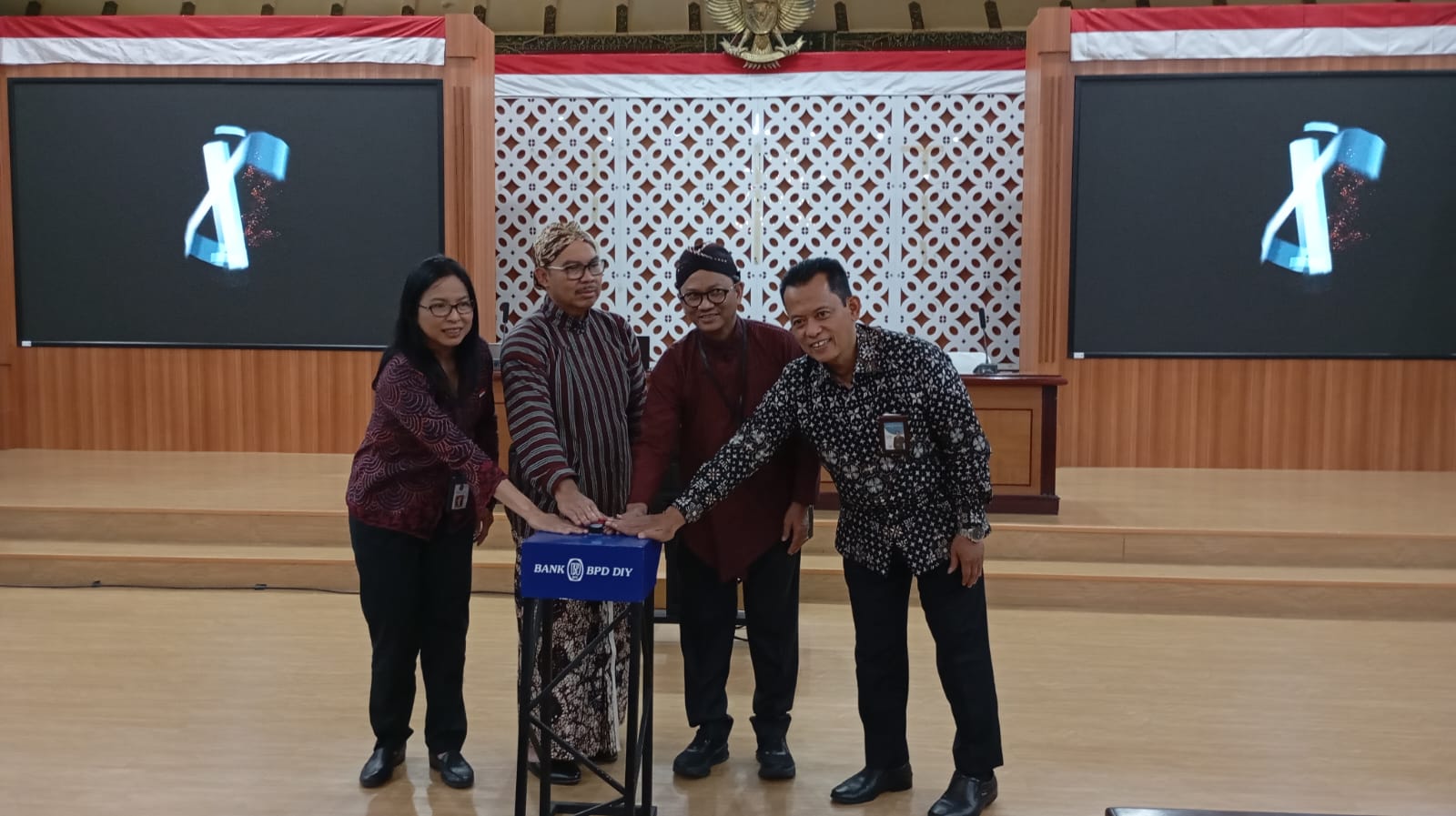Wali Kota Jogja Hasto Wardoyo dan sejumlah unsur dari perbankan saat meresmikan sistem pembayaran digital Taman Pintar di Balai Kota Jogja, Kamis (12/3/2026).