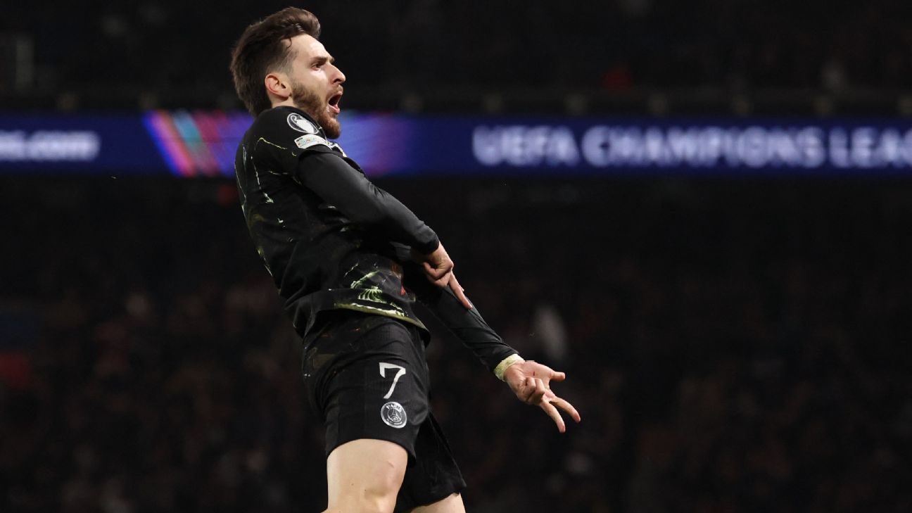 Selebrasi Khvicha Kvaratskhelia setelah mencetak gol dalam kemenangan 5-2 PSG atas Chelsea di leg pertama babak 16 besar Liga Champions