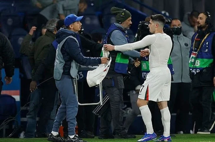 Penyerang Chelsea, Pedro Neto berikan jerseynya kepada anak gawang untuk meminta maaf karena telah mendorongnya saat laga melawan PSG masih berjalan