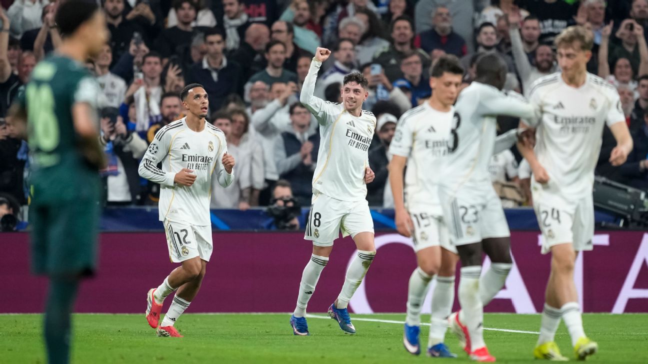 Selebrasi para pemain Real Madrid setelah Federico Valverde mencetak hattrick di babak pertama melawan Manchester City di Bernabeu