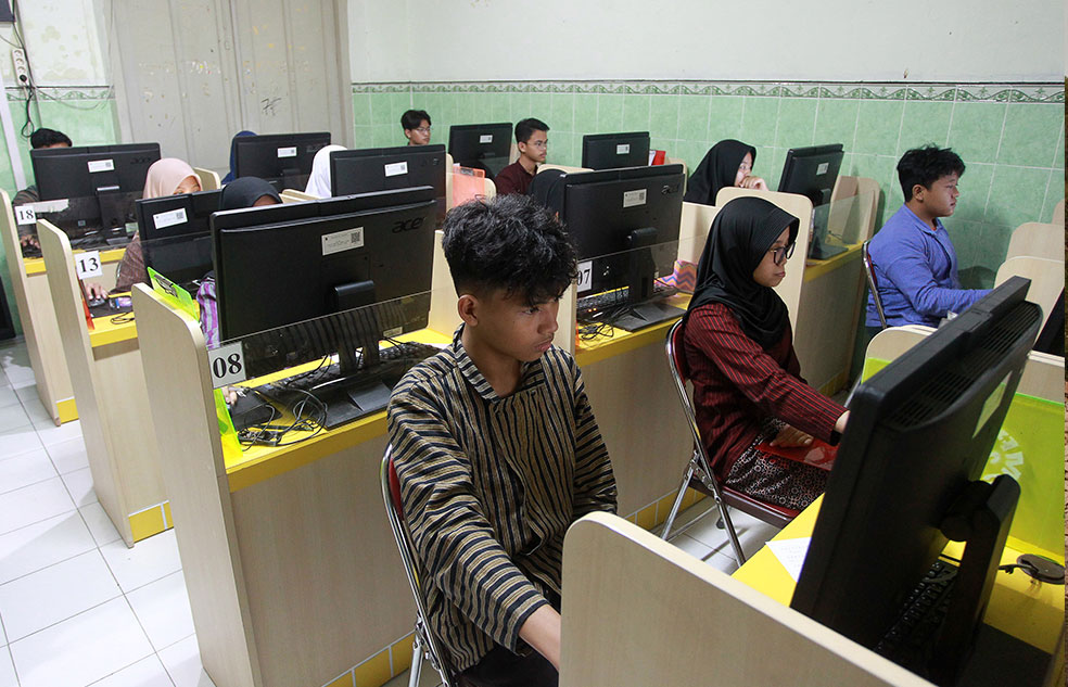 Busana tradisional Jawa yang dikenakan setiap Kamis Pon menjadi simbol komitmen menjaga tradisi di tengah arus modernitas, sekaligus selaras dengan peringatan hari jadi ke-271 DIY