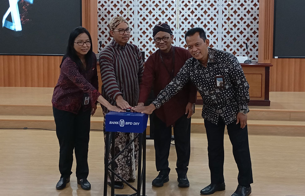 RESMI: Wali Kota Jogja Hasto Wardoyo dan sejumlah unsur dari perbankan saat meresmikan sistem pembayaran digital Taman Pintar di Balai Kota Jogja, Kamis (12/3). 