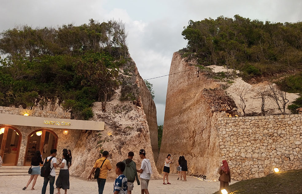 JUJUKAN WISATAWAN: Area On The Rock yang berdiri di atas perbukitan tebing Pantai Drini, Gunungkidul.