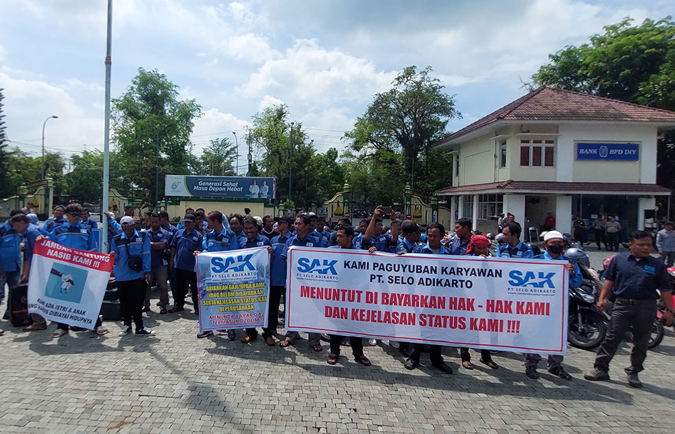 DEMO: Eks Karyawan PT SAK menyampaikan tuntutan di halaman Pemkab Kulon Progo beberapa waktu lalu.