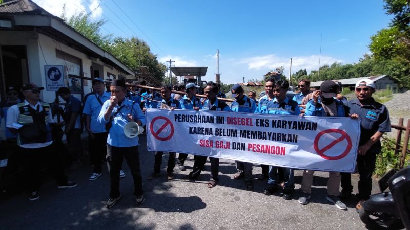 KOSONG: Eks Karyawan PT. SAK menyegel pintu gerbang masuk di Batching Plan perusahaan.&nbsp;  