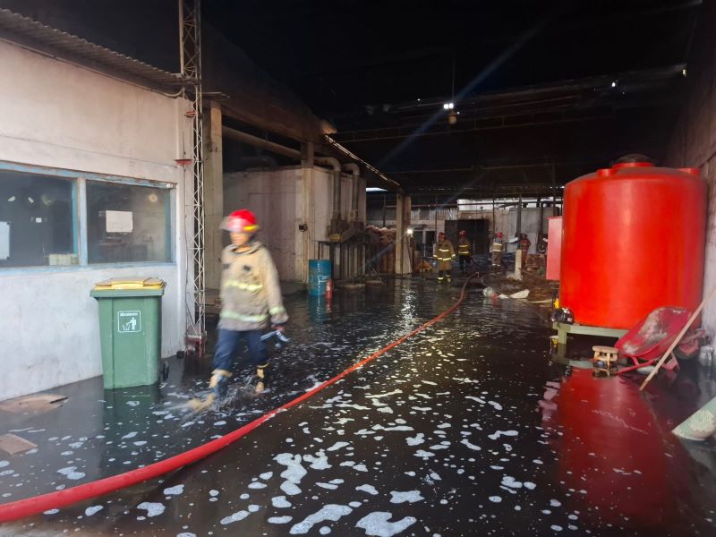 BPBD Bantul setelah memadamkan api yang menghanguskan gudang produksi furnitur di Blunyahan RT 48, Pendowoharjo, Sewon Jumat (13/3).