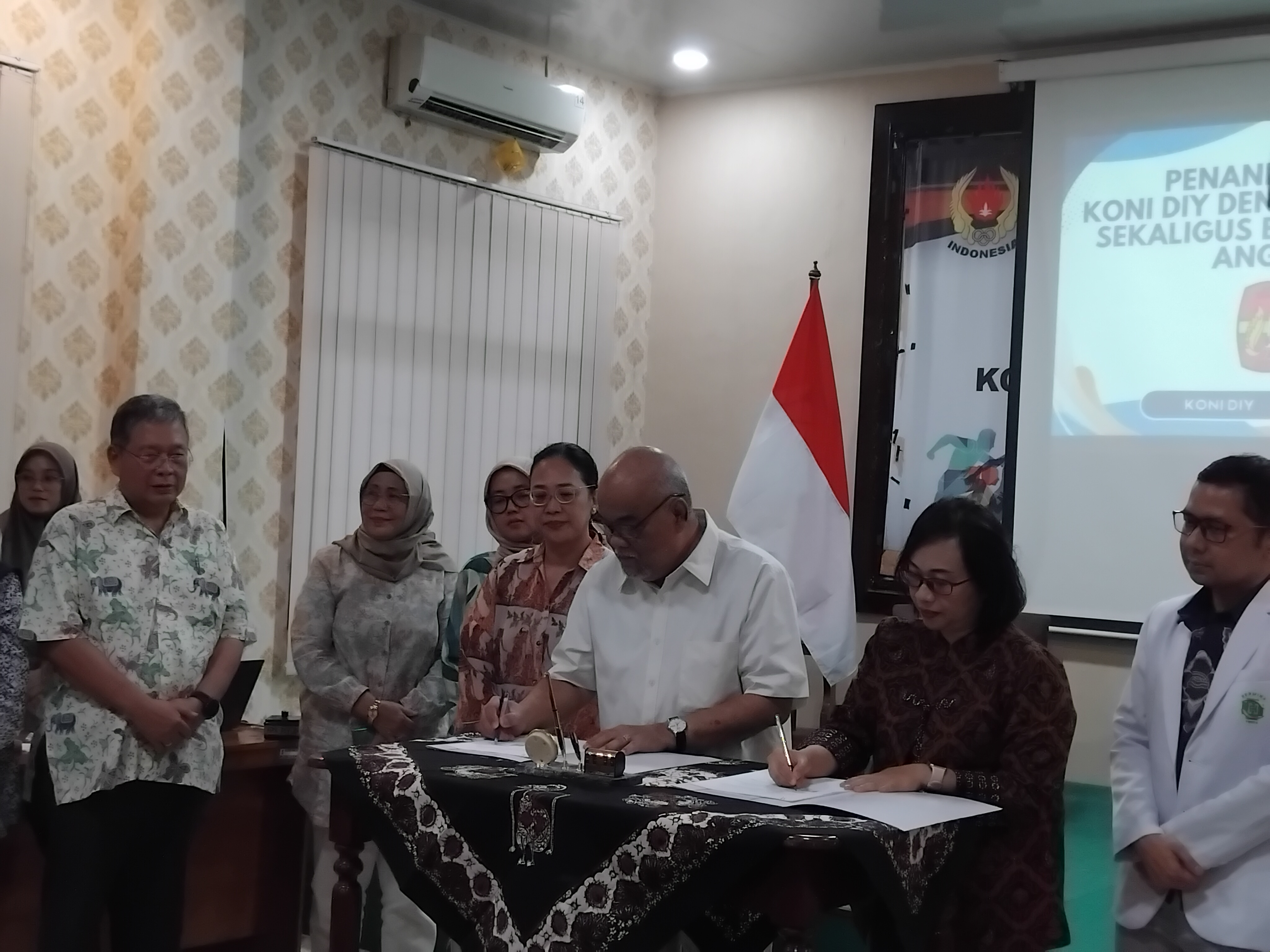 SINERGI: Ketum KONI DIJ Paku Alam X bersama Direktur RS Hermina Jogja Deltania Herwendanasari di Aula KONI DIY lantai 2, Jumat (13/3) sore.