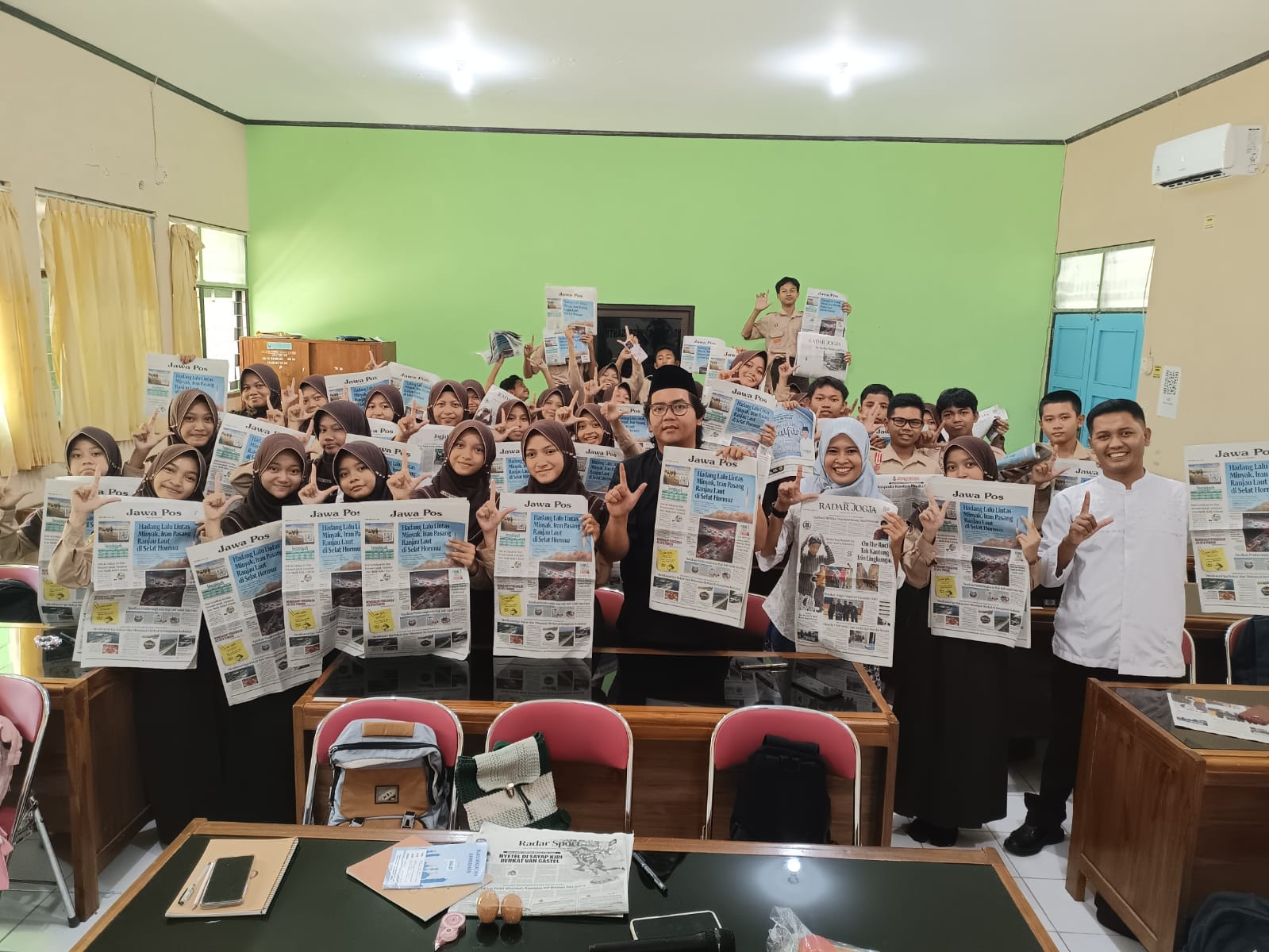 Siswa SMPN 1 Buluspesantren tetap antusias mengikuti pelatihan jurnalistik meski sedang menjalani puasa Ramadan. 