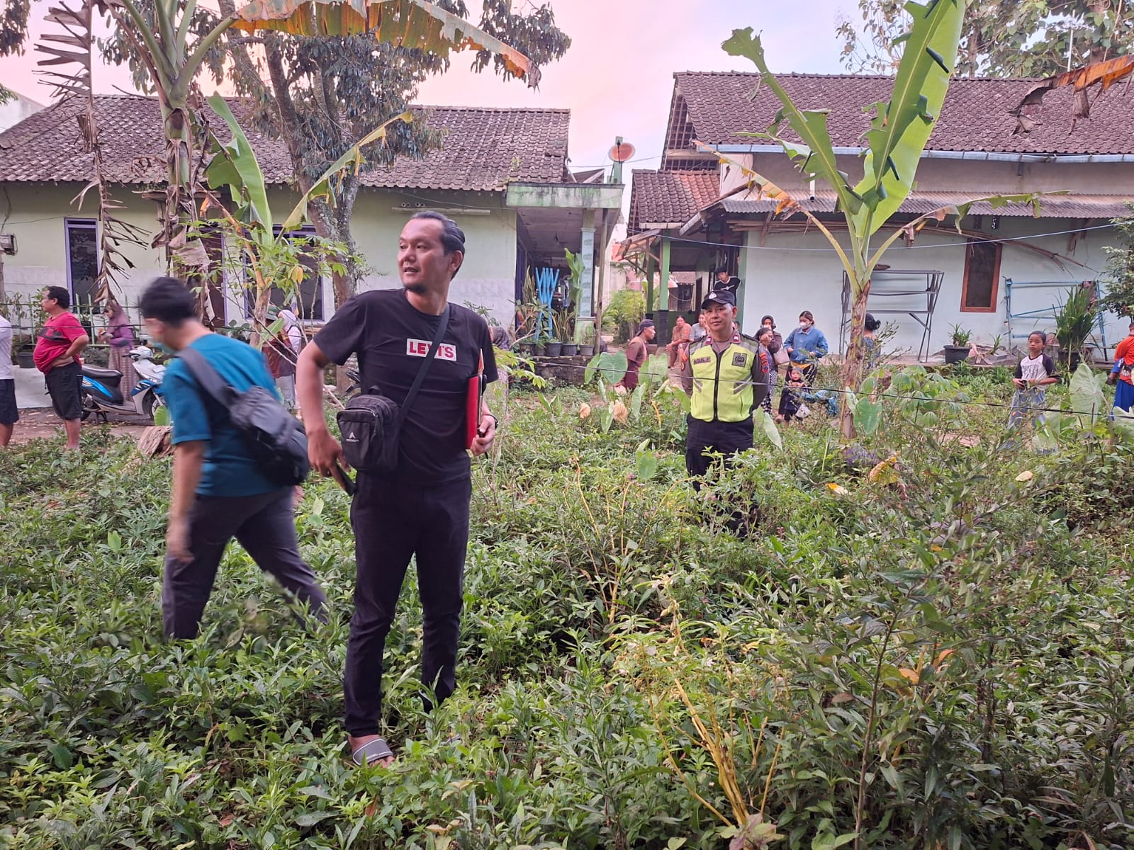 Polisi segera mendatangi lokasi penemuan jasad seorang wanita di sebuah kebun di Dusun Krajan, Tegalrejo, Kamis (12/3) sore.