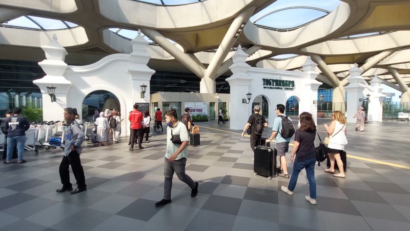 PADAT: Penumpang pesawat saat keluar dan masuk area Yogyakarta International Airport (YIA). 