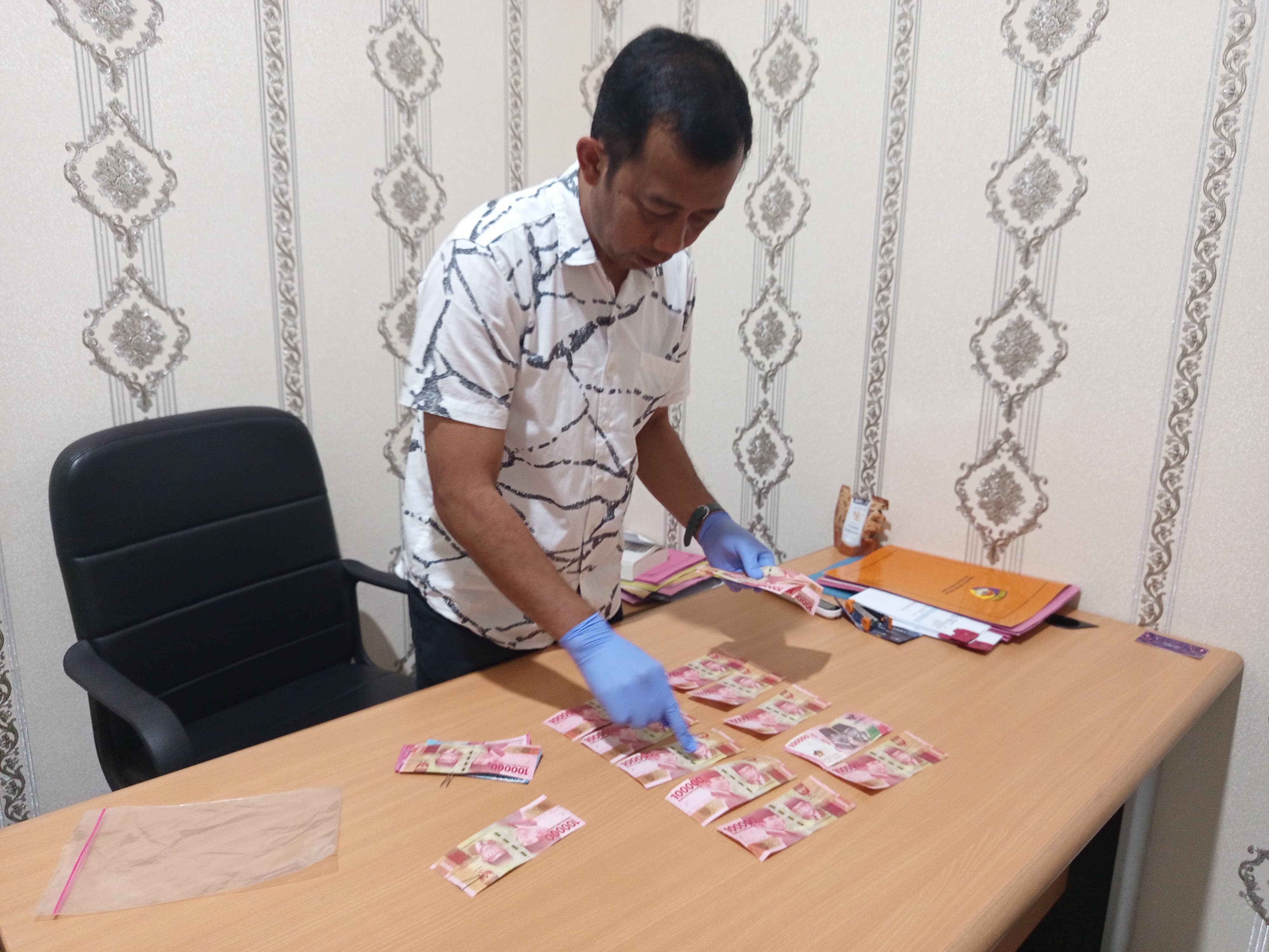 Modus Upal di Magelang: Beli Rp 400 Ribu Dapat Rp 1,8 Juta, Sasar Pasar Tradisional  Incar Toko Kelontong, Remaja Pengedar Uang Palsu di Magelang Diamankan Saat Terima Paket