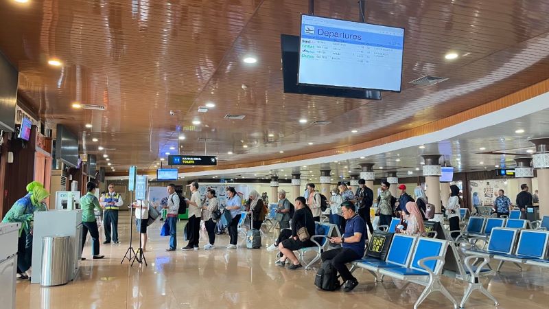 DEKAT KOTA: Penumpang saat menunggu keberangkatan di Bandara Adisutjipto.
