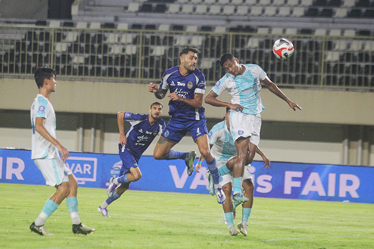 KOKOH: Penampilan bek asing PSIM Jogja Franco Ramos Mingo (tengah) dalam satu kesempatan. Ia kini menjadi ancaman gawang lawan.