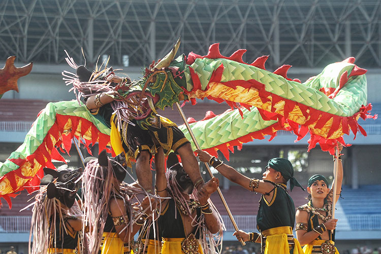 Tarian dalam rangkaian acara Upacara Peringatan Hari Jadi DIY di Lapangan Mandala Krida, Jumat (13/3/2026).