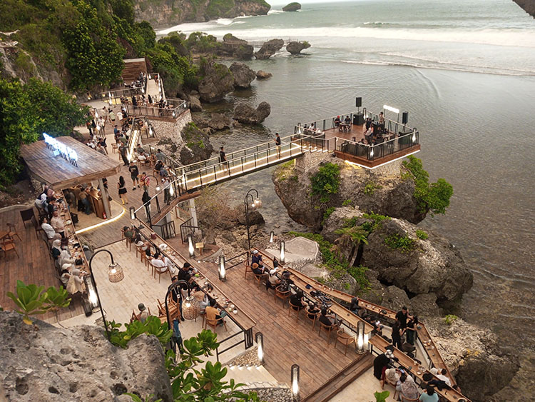 Wisatawan sedang berkunjung ke kawasan destinasi wisata buatan On The Rock di Pantai Drini pada liburan akhir tahun lalu.&nbsp;