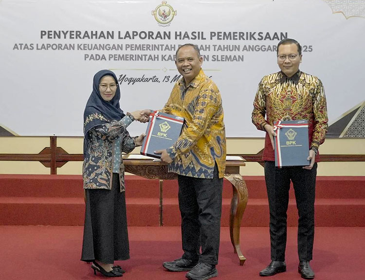 PRESTASI: Kepala BPK Perwakilan DIY Agustin Sugihartatik menyerahkan Laporan Hasil Pemeriksaan (LHP) secara langsung kepada Bupati Sleman Harda Kiswaya dan Ketua DPRD Sleman Y Gustan Ganda.