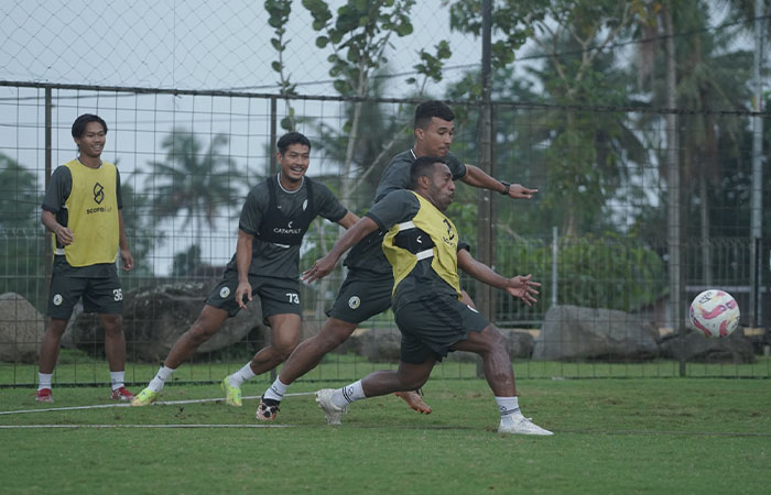 PERBAIKI SEMUA ASPEK: Para pemain PSS Sleman saat latihan di Lapangan Pakembinangun, Pakem, Sleman.