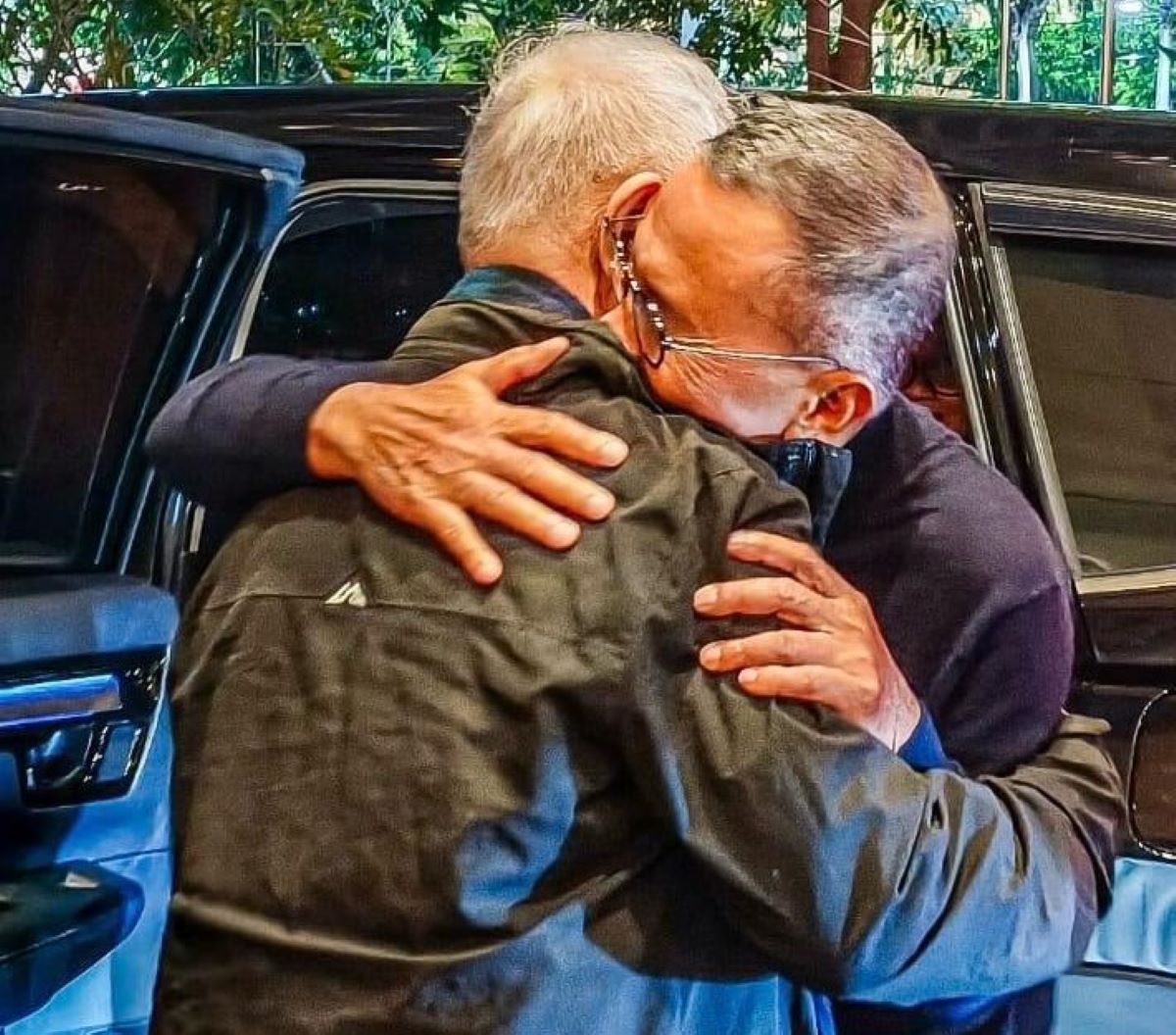 MOMEN HARU: Dahlan Iskan dan Goenawan Mohamad berpelukan setelah 10 tahun tak jumpa