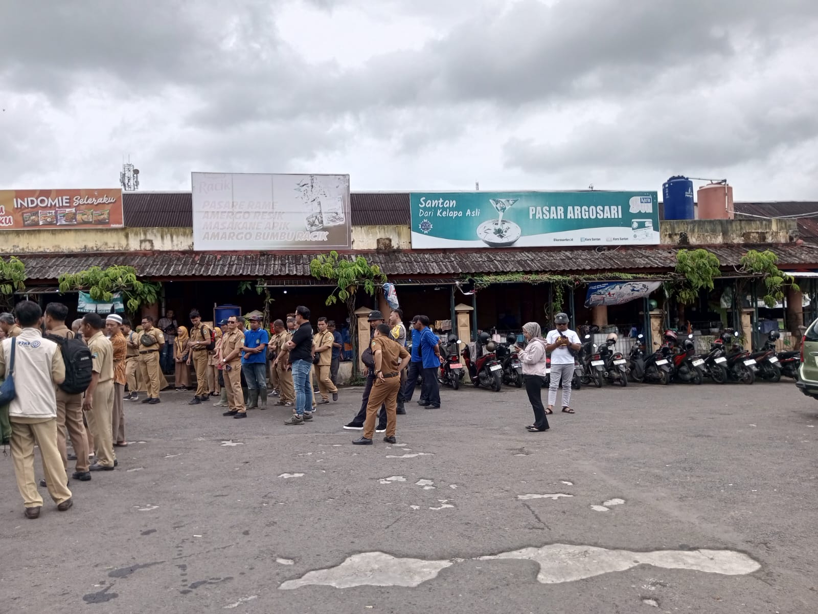 Pegawai di lingkungan Pemkab Gunungkidul sedang mendampingi Bupati saat melakukan tinjauan operasi pasar di Pasar Argosari pada pertengahan Februari lalu