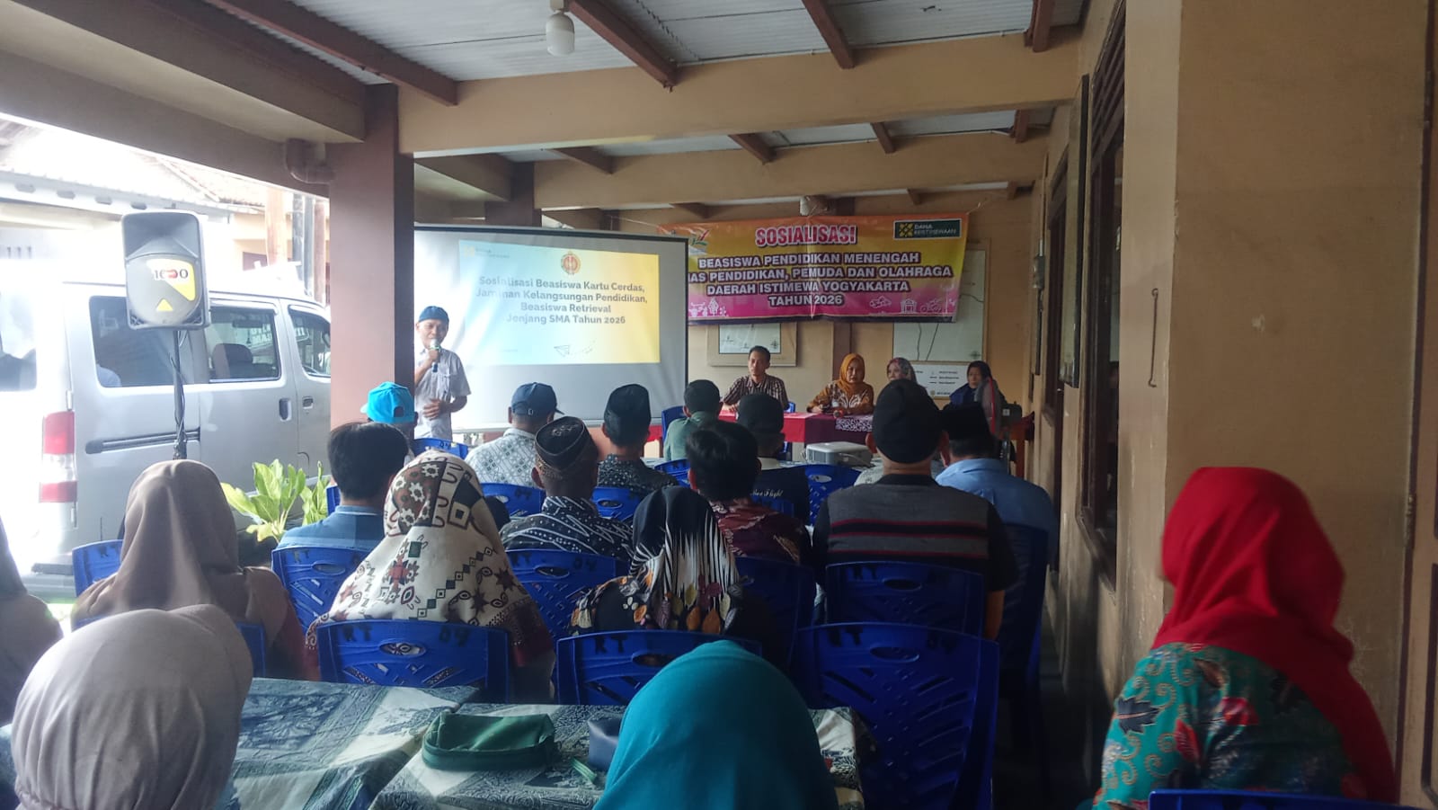 TURUN KE BAWAH: Anggota Komisi D DPRD DIY Tustiyani saat sosialisasi beasiswa pendidikan menengah di depan warga Padukuhan Pelem 1, Kalurahan Baturetno, Banguntapan, Bantul.