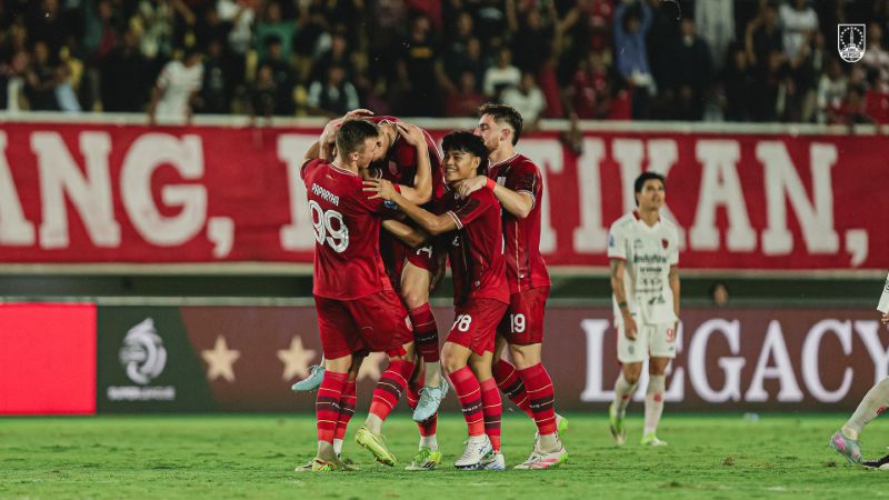 Para pemain Persis Solo rayakan kemenangan atas Bali United di Stadion Manahan