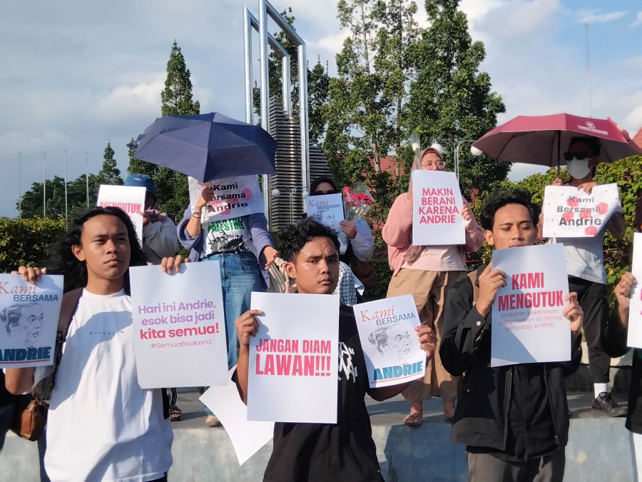 USUT TUNTAS: Para massa aksi saat melakukan demo di Bundaran UGM, Sabtu (14/3/2026).  &nbsp;