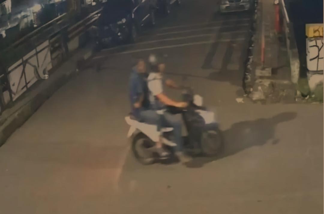 Tangkapan layar CCTV memperlihatkan dua pelaku yang diduga terlibat dalam kasus penyiraman air keras aktivis KontraS terhadap Andrie Yunus yang kini tengah diselidiki oleh Kepolisian. (Istimewa) 