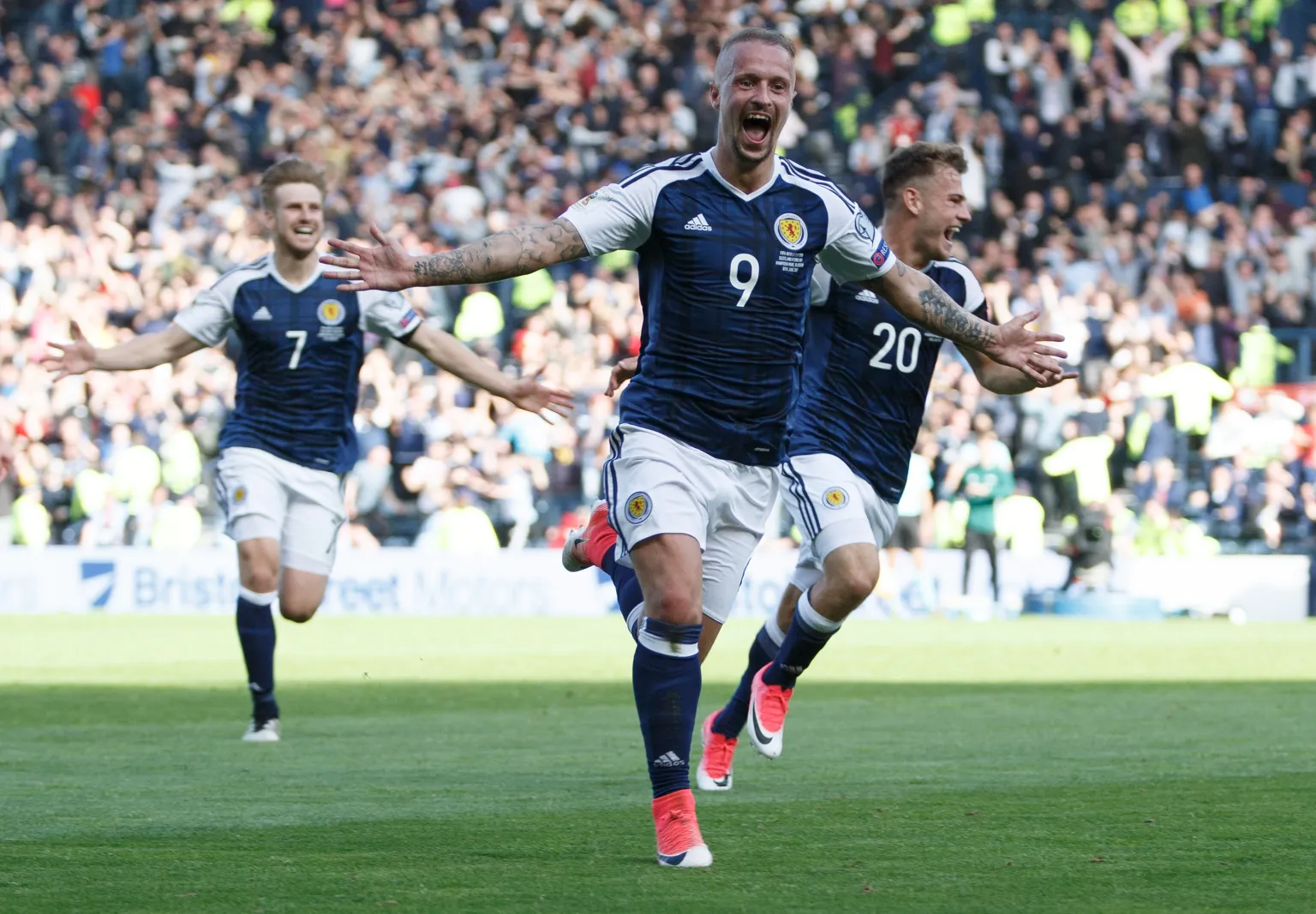 Selebrasi Leigh Griffiths saat memperkuat timnas Skotlandia dan mencetak brace melawan Inggris