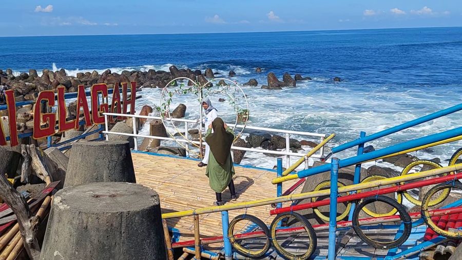 RAMAI: Pengunjung memadati Pantai Glagah saat momen libur Lebaran tahun lalu.