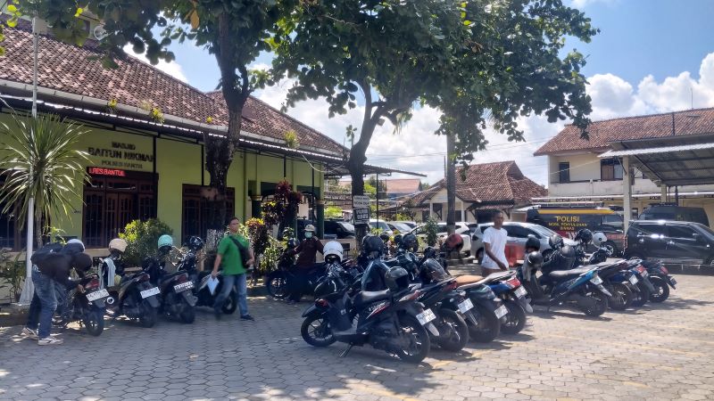 PILIH AMAN: Parkiran sepeda motor yang ada di Polres Bantul Minggu (15/3). Masyarakat bisa menitipkan motor di sini saat mudik Lebaran.
