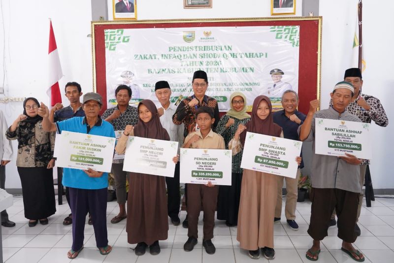 BERBAGI : Sekretaris Daerah (Sekda) Kebumen Edi Rianto menyerahkan secara simbolis bantuan dari Badan Amil Zakat Nasional (Baznas) Kebumen di Pendopo Kecamatan Kuwarasan, Sabtu (14/3). 