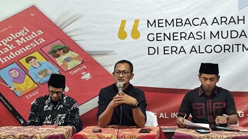 DISKUSI: Penulis buku Tipologi Anak Muda Indonesia karya Hasanuddin Ali saat memaparkan isi bukunya Sabtu (14/3).