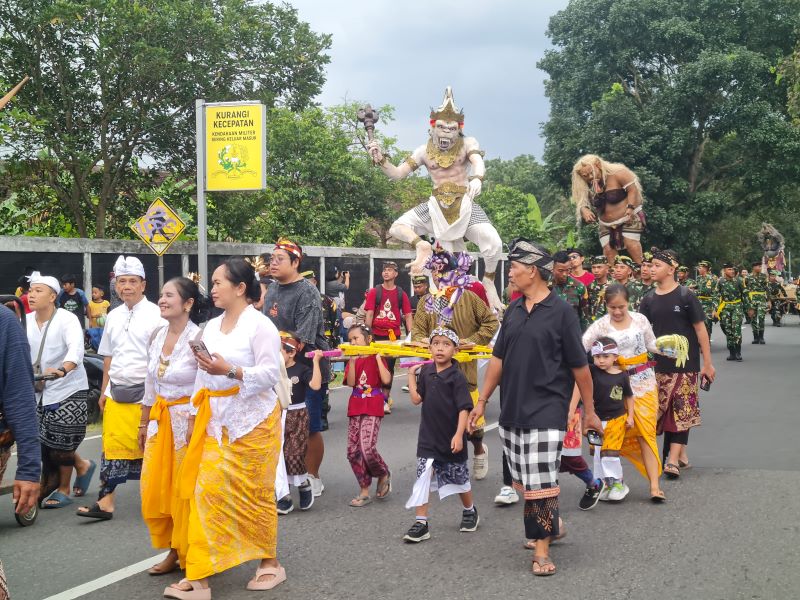 BERSEMANGAT: Peserta kirab budaya membawa tiga ogoh-ogoh yang diarak dari Artos Mall menuju Pura Wira Bhuana Sabtu (14/3) sore.