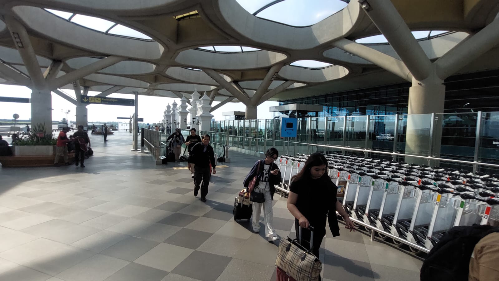 RAMAI: Penumpang Bandara YIA memadati area keberangkatan untuk menuju loket check in.