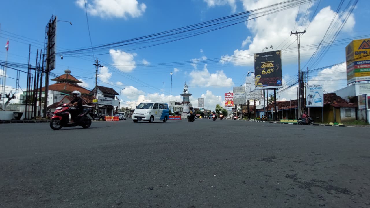 MSUASANA: Kendaraan di simpang lima Karangnongko terpantau ramai lancar