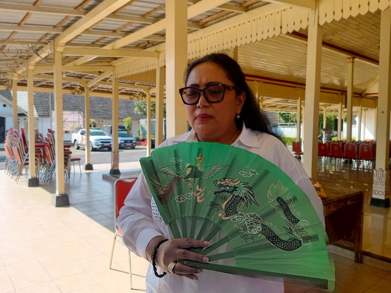 Bupati Gunungkidul Endah Subekti Kuntariningsih sedang memberikan keterangan kepada wartawan.