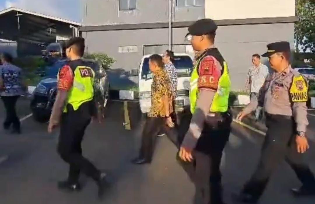 Petugas mengawal pejabat Cilacap menuju bus. (Istimewa) 