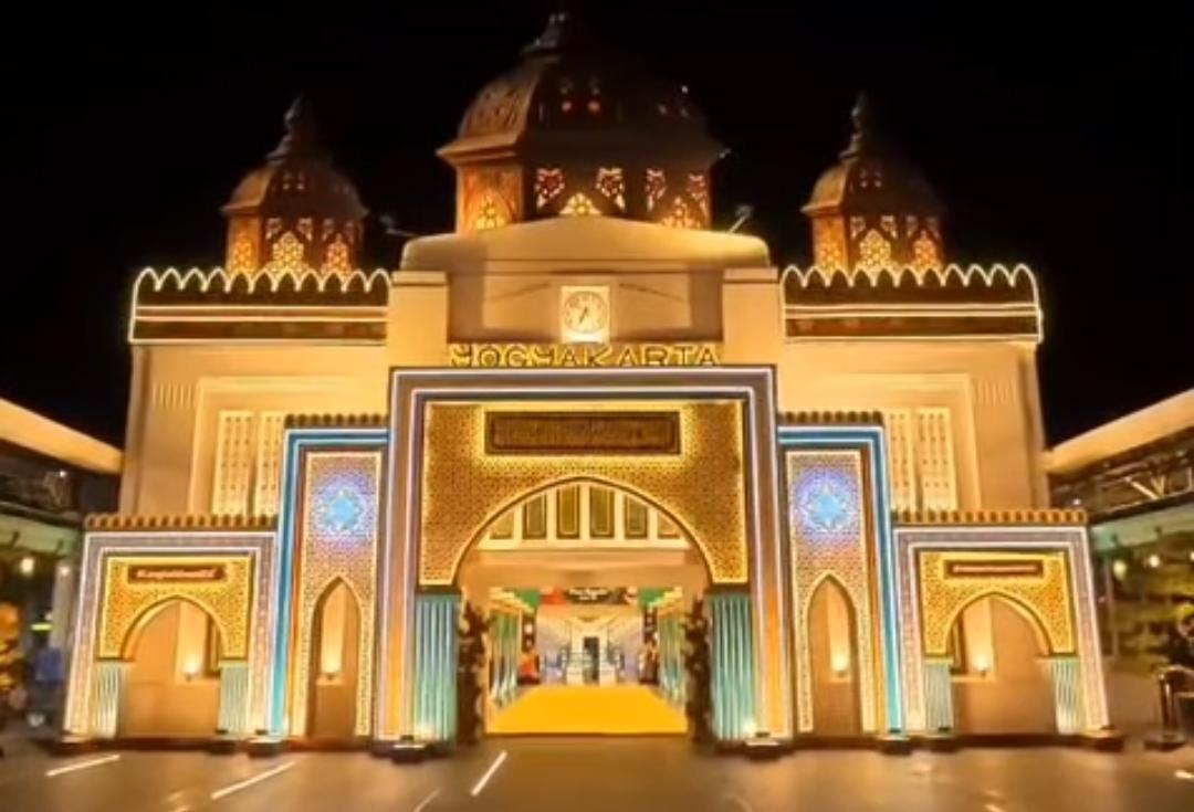 Dekorasi Idul Fitri 2026 di pintu masuk timur Stasiun Yogyakarta. 