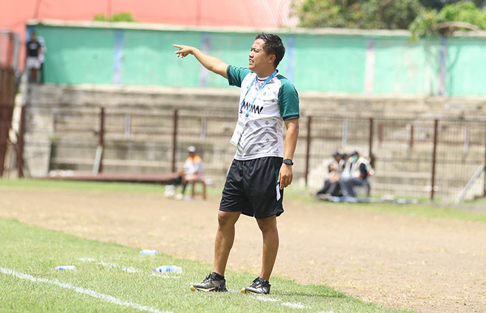 Pelatih PSS U19 Anang Hadi.