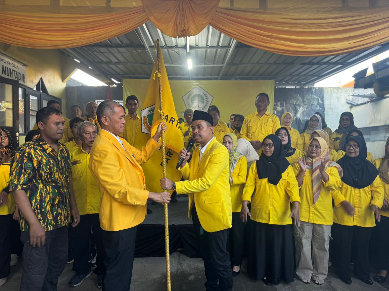 MESIN BARU: Singgih Januratmoko menyerahkan pataka kepada Banudoyo Manggolo saat pelantikan pengurus DPD Partai Golkar Sleman 2025-2030, Jumat (13/3) malam. 