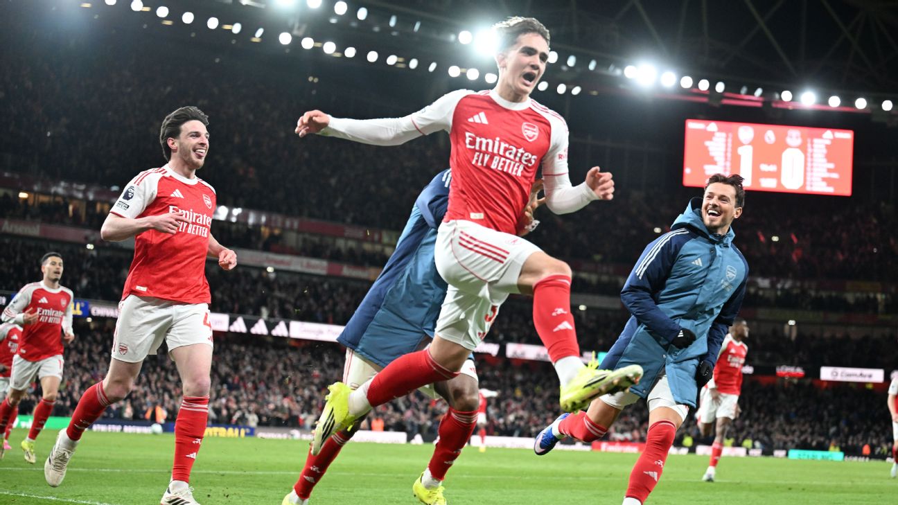 Selebrasi para pemain Arsenal rayakan momen bersejarah saat Max Dowman mencetak gol kemenangan atas Everton di Emirates