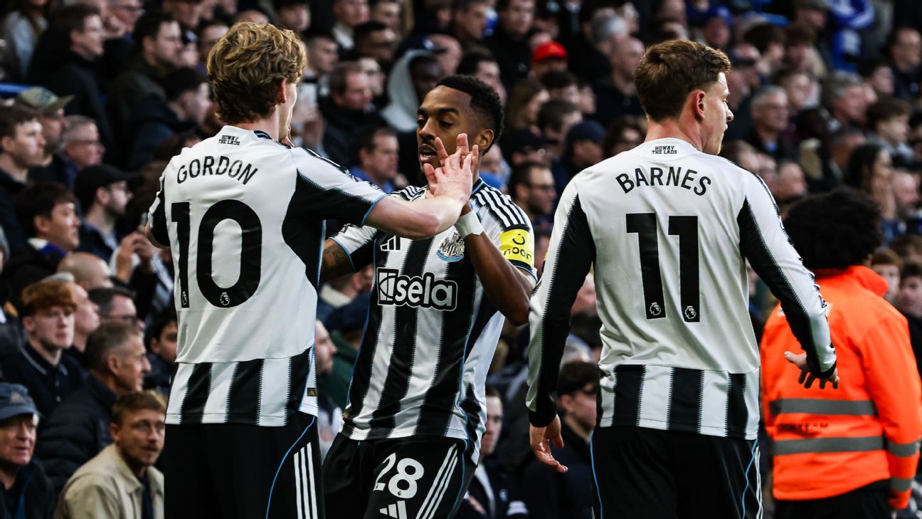 Para pemain Newcastle United rayakan gol tunggal Anthony Gordon dalam kemenangan atas Chelsea di Stamford Bridge